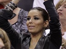 Eva Longoria, hereka a manelka Tonyho Parkera, pihl duelu San Antonio Spurs - Dallas Mavericks