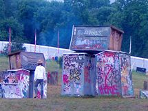 Banksy - Stonehenge z mobilnch toalet na festivalu v Glastonbury, 2007