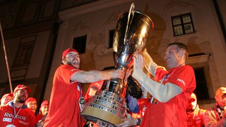 DEJ MI TEN POHÁR. Dominik Haek si bere pohár pro hokejové mistry pi oslavách v Pardubicích.