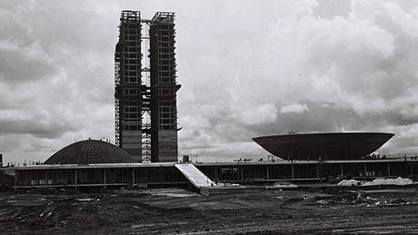Stavba budovy brazilského parlamentu v nové metrpoli Brasília