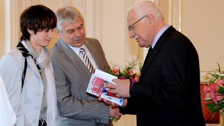 Martina Sáblíková a kou Petr Novák pedávají prezidentovi Václavu Klausovi ivotopisnou knihu o rychlobruslace