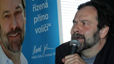 Lídr Věcí veřejných Radek John přijel na volební mítink do brněnského A sport hotelu o půl hodinu později Lídr Věcí veřejných Radek John přijel na volební mítink do brněnského A sport hotelu o půl hodinu později