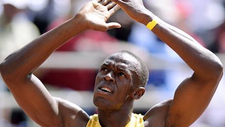 PRVNÍ LETONÍ TRIUMF. Svtový rekordman Usain Bolt si pipsal skvlý as na letmé stovce.