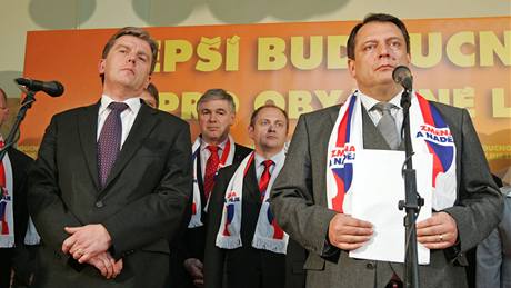 éf SSD oznamuje, e se Miloslav Vlek rozhodl odstoupit z funkce éfa Snmovny a vzdává se i poslaneckého mandátu. Nebude kandidovat ani ve volbách.