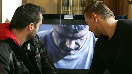 Reisér Petr Jákl a Václav Noid Bárta (vlevo) sledují ukázky z filmu Kajínek