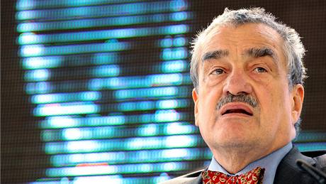 Karel Schwarzenberg pi zahájení pedvolební kampan strany TOP 09 v Praze. (27. dubna 2010)