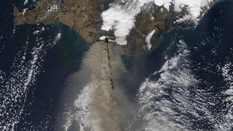Satelitní zábr výbuchu islandské sopky Eyjafjallajökull