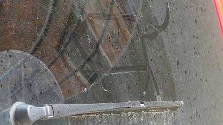 Špinavé okno auta v Ústí nad Labem. Nelze ale jasně říci, zda je to jen pyl, nebo jsou přítomné i částečky sopečného prachu. Špinavé okno auta v Ústí nad Labem. Nelze ale jasně říci, zda je to jen pyl, nebo jsou přítomné i částečky sopečného prachu.