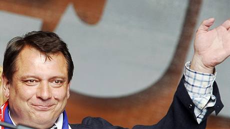 Jiří Paroubek na předvolebním mítinku ČSSD v Pardubicích (27. dubna 2010) Jiří Paroubek na předvolebním mítinku ČSSD v Pardubicích (27. dubna 2010)