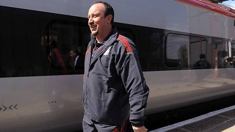 Rafael Benítez, kouč Liverpoolu, na nádraží v Runcornu Rafael Benítez, kouč Liverpoolu, na nádraží v Runcornu