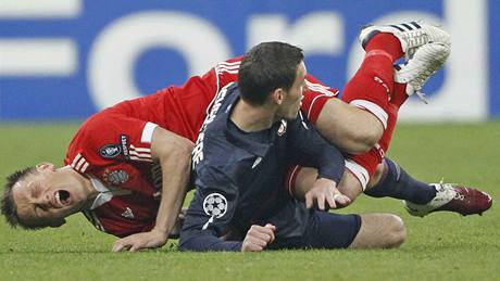 FAUL Ivica Oli z Bayernu Mnichov úpí po zákroku jednoho z hrá Lyonu v semifinále Ligy mistr.
