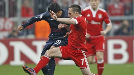 Franck Ribéry z Bayernu Mnichov (vpravo) bojuje s lyonským Edersonem v semifinále Ligy mistr.