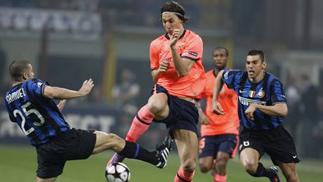 BARCELONA ÚTOÍ: obranou milánského Interu se v semifinále Ligy mistr probíjí probíjí Zlatan Ibrahimovic z Barcelony