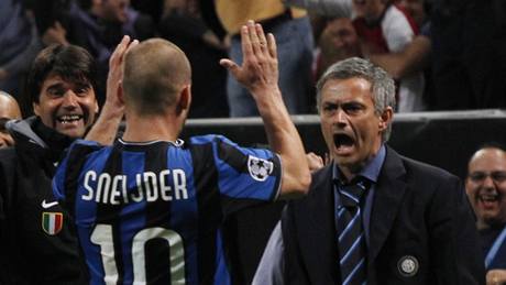 VYROVNÁNO: Mílánský záloník Sneijder a jeho trenér Mourinho oslavují vyrovnávací gól Interu v semifinále Ligy mistr s Barcelonou