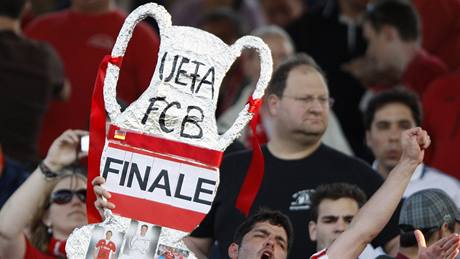FANDM JE TO JASNÉ: píznivci Bayernu oznamují, e jejich tým se ve finále Ligy mistr stetne s Barcelonou