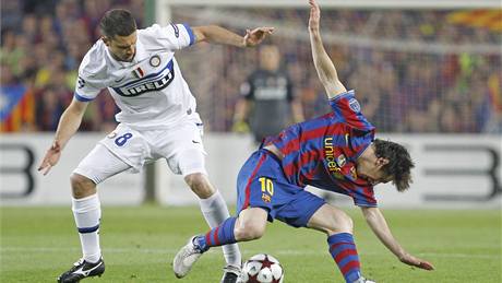 Marn taní kolem míe Lionel Messi. Nejvtí hvzda Barcelony to mla tké, takhle ji hlídal Thiago Motta z Interu Milán 