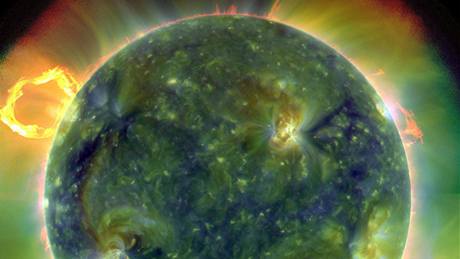 Obraz Slunce pijatý z Observatoe solární dynamiky 30. bezna. Barvy zachycují rzné teploty plyn. ervené jsou relativn chladné, modré a zelené jsou teplejí 