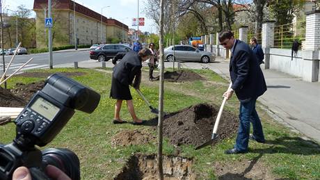 Na praské "desítce" vysadila stromy ministryn ivotního prostedí Rut Bízková a starosta mstské ásti  Vladislav Lipovský