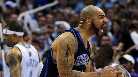 Carlos Boozer z Utahu Jazz slaví výhru nad Denverem