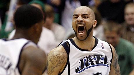 Carlos Boozer z Utahu Jazz slaví ko proti Denveru Nuggets