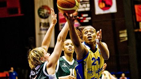 Charde Houstonová (vpravo) z USK Praha zakončuje přes Hanu Horákovou z Frisca Brno Charde Houstonová (vpravo) z USK Praha zakončuje přes Hanu Horákovou z Frisca Brno
