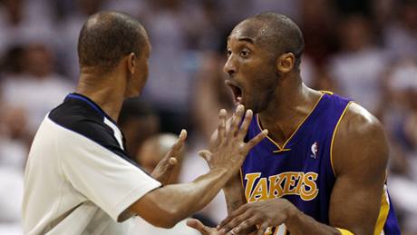 Kobe Bryant z LA Lakers se diví rozhodnutí sudího Seana Corbina Kobe Bryant z LA Lakers se diví rozhodnutí sudího Seana Corbina