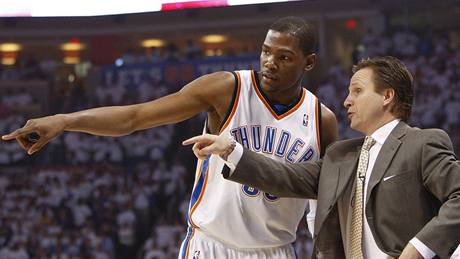 Scott Brooks, kouč Oklahoma City Thunder, udílí pokyny Kevinu Durantovi Scott Brooks, kouč Oklahoma City Thunder, udílí pokyny Kevinu Durantovi
