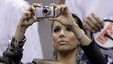 Eva Longoria, hereka a manelka Tonyho Parkera, pihlíí duelu San Antonio Spurs - Dallas Mavericks