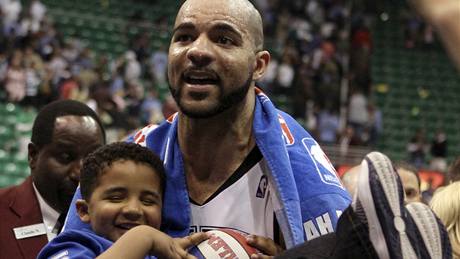 Carlos Boozer slaví se synem výhru Utahu Jazz nad Denverem Nuggets