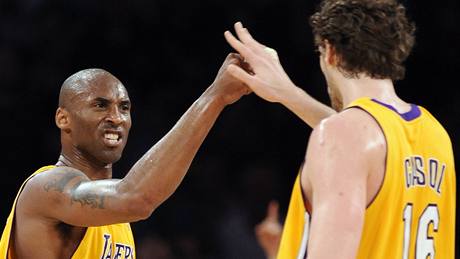 Kobe Bryant (vlevo) a Paul Gasol z LA Lakers se radují z bodů proti Oklahoma City Thunder Kobe Bryant (vlevo) a Paul Gasol z LA Lakers se radují z bodů proti Oklahoma City Thunder