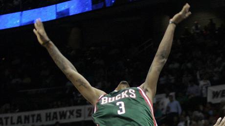 Brandon Jennings (3) z Milwaukee Bucks přišel o míč při pokusu proniknout pod koš Atlanty Hawks. Al Horford vpravo a Jamal Crawford vlevo Brandon Jennings (3) z Milwaukee Bucks přišel o míč při pokusu proniknout pod koš Atlanty Hawks. Al Horford vpravo a Jamal Crawford vlevo