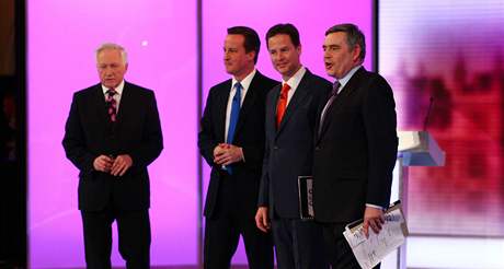 Zleva: éf konzervativc David Cameron, lídr liberálních demokrat Nick Clegg a premiér Gordon Brown