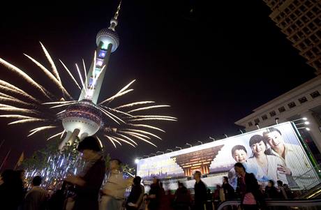 EXPO 2010: Ohostroje z Oriental Pearl TV Tower 