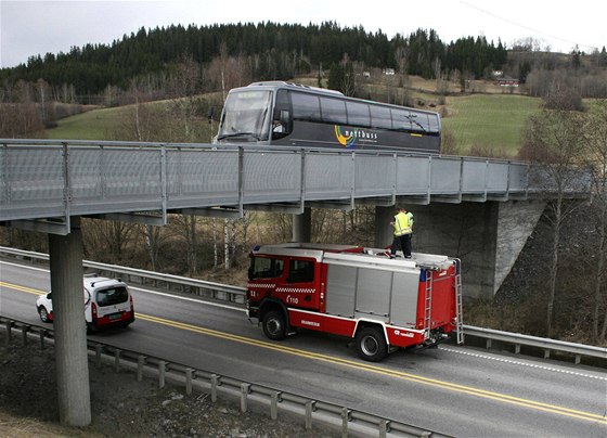 Vyetovatelé zkoumají místo tragedie v Norsku sto kilometr od Osla.. 
