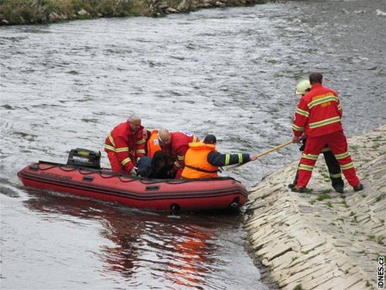 První letoní výjezd hasi k vodákm. Dvojice se topila na Sokolovsku.