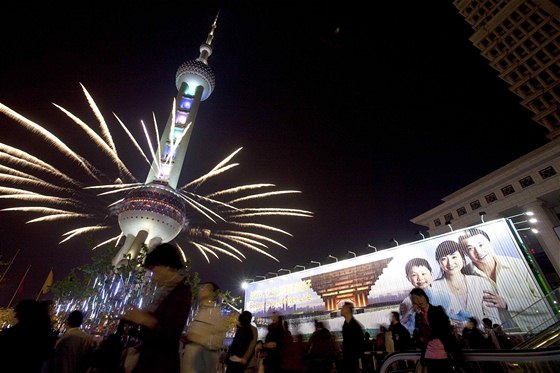 EXPO 2010: Ohostroje z Oriental Pearl TV Tower 