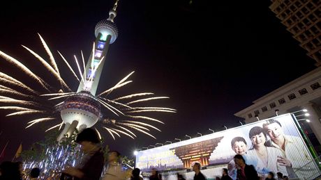 EXPO 2010: Ohňostroje z Oriental Pearl TV Tower EXPO 2010: Ohňostroje z Oriental Pearl TV Tower