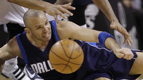 Tim Duncan (nahoře) ze San Antonia Spurs a Jason Kidd z Dallasu Mavericks zápolí o míč Tim Duncan (nahoře) ze San Antonia Spurs a Jason Kidd z Dallasu Mavericks zápolí o míč