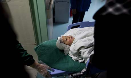 íntí lékai oetují jedno z dtí pobodaných ve mst ung-sin (29. dubna 2010)