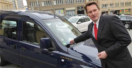 Michael Fromming pedstavuje systm car-sharingu ped Novou radnic v Brn.