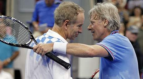 John McEnroe (vlevo) a Bjrn Borg po vzjemnm duelu na veternskm turnaji v Bostonu (2010)