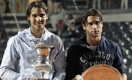 Rafael Nadal (vlevo) a David Ferrer. Vtz a finalista turnaje Masters v m 2010