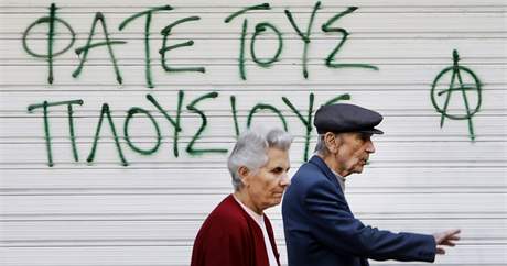 "Snzte bohaté" zní nápis na vratech domu v centru Athén. (3. kvtna 2010)