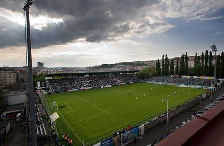 MILOVANÝ OLÍEK. Fotbalisté vrovických Bohemians 1905 hráli poslední zápas v olíku ped sthováním do Edenu.