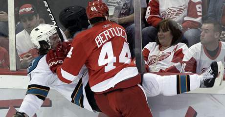 Todd Bertuzzi z Detroitu (vpravo) atakuje Douglase Murrayho ze San Jose.