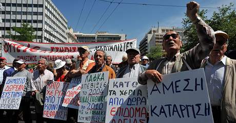 etí dchodci protestují ped ministerstvem financí (4. kvtna 2010)