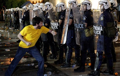 V ecku stále neutichají protesty. Ped budovou parlamentu ve tvrtek zaútoila ást demonstrant na policisty.