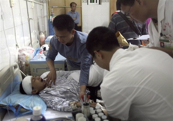 íntí lékai oetují jedno z dtí pobodaných ve mst Lej-ou (28. dubna 2010)