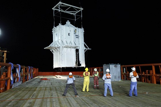 Spolenost British Petoleum spustila do Mexického zálivu obí kontejner. Stotunová konstrukce má zabránit katastrofickému úniku ropy (7. kvtna 2010)