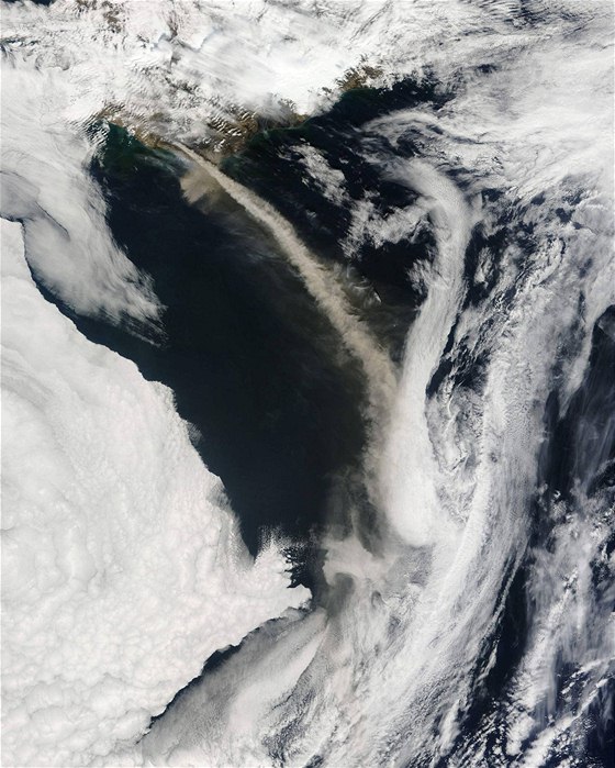 Islandská sopka Eyjafjallajökull chrlí sloup sopeného popela a dýmu. (9. kvtna 2010)